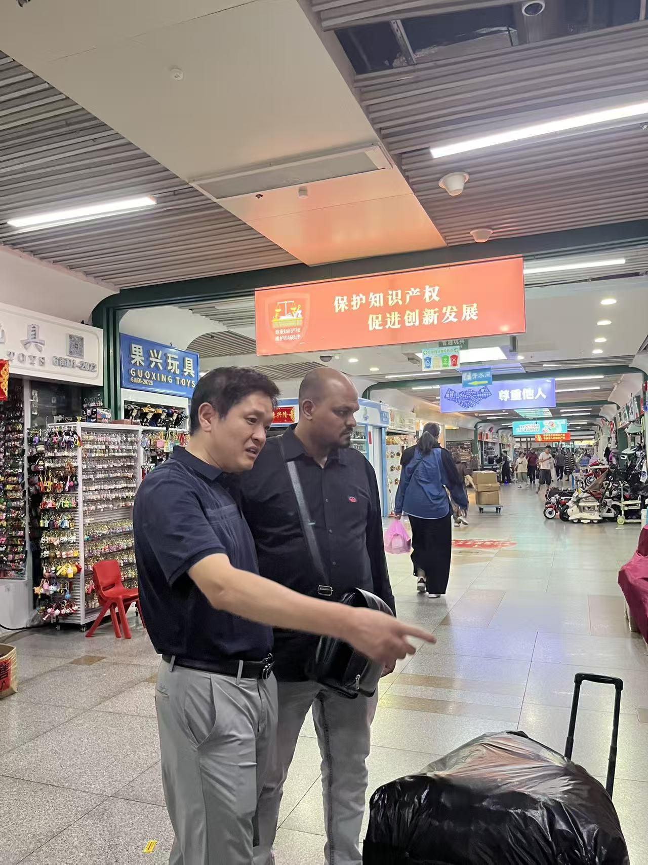 Tim helping a client select products in Yiwu Market