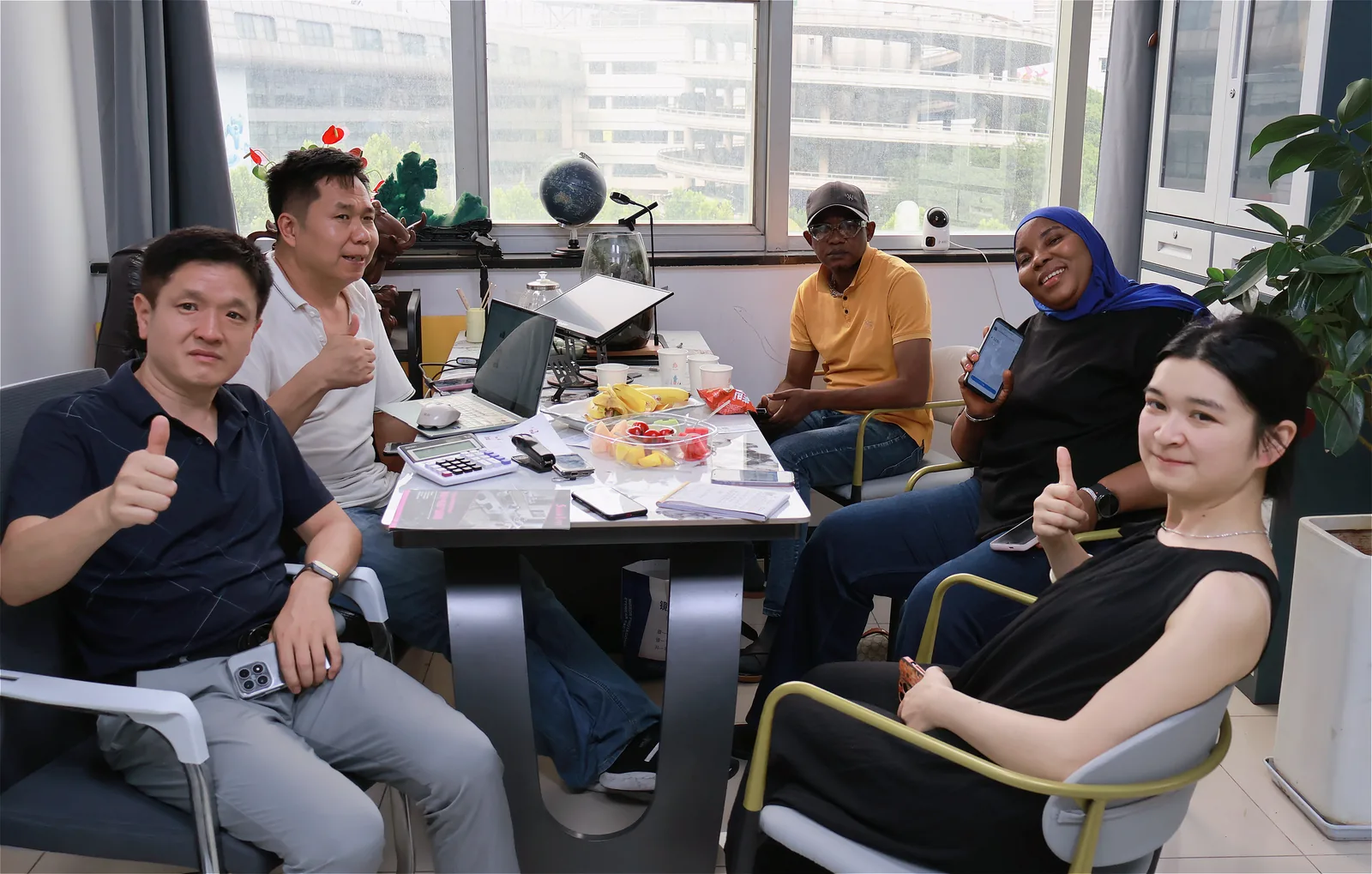 Overseas buyers discussing purchasing requirements with the Chupu team in Yiwu